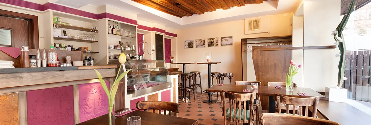 Bar des Amaranth mit beerenfarben beleuchteten Holzpaneelen